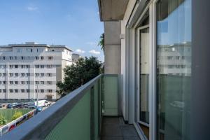 einen Balkon mit Blick auf ein Gebäude in der Unterkunft HM • Urban 1BR Retreat, Easy City Link in Wien