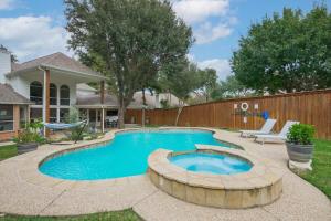 uma piscina num quintal com uma cerca em Spacious and Luxury Home w Cinema Room and Pool em Grand Prairie
