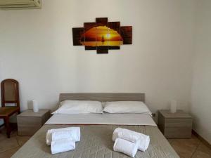 ein Schlafzimmer mit einem Bett mit zwei Handtüchern darauf in der Unterkunft Villa Trinchera - Ostuni - Relax & Comfort in Ostuni