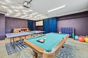 una sala de billar con 2 mesas de ping pong en Grand Gem for Large Groups - Pool+Cinema+Playroom en Carrollton