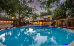 una gran piscina azul frente a una casa en Stunning Modern Dream Home w Pool Grill Foosball, en Houston