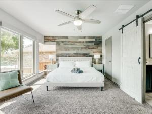 ロックウォールにあるThe Alamo Abode - Lake View Pool Newly Renovatedのベッドルーム(白いベッド1台、天井ファン付) +42枚の写真