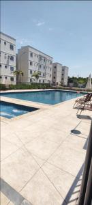 a swimming pool in front of a building at Apartamento exclusivo, próximo a UFMS in Campo Grande