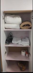 a closet with folded towels and towels at Apartamento exclusivo, próximo a UFMS in Campo Grande