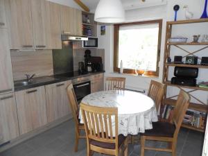 Kuchyň nebo kuchyňský kout v ubytování E19 Haus mit Wintergarten, Terrasse und Garten