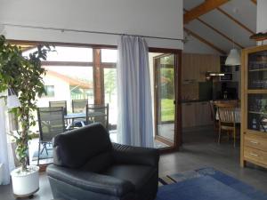 Posezení v ubytování E19 Haus mit Wintergarten, Terrasse und Garten