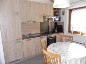 Kuchyň nebo kuchyňský kout v ubytování E19 Haus mit Wintergarten, Terrasse und Garten