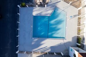 an overhead view of a swimming pool on a building at Impeccably cozy hotel room Developer Inn Express in Kissimmee