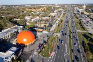una vista aérea de una ciudad con una autopista en Impeccably cozy hotel room Developer Inn Express, en Kissimmee