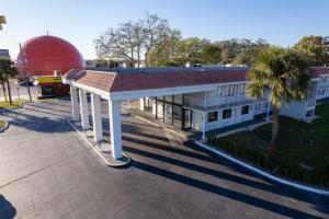 una vista aérea de un edificio con una cúpula roja en Impeccably cozy hotel room Developer Inn Express, en Kissimmee