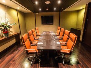 a conference room with a long table and chairs at NOI Vitacura in Santiago