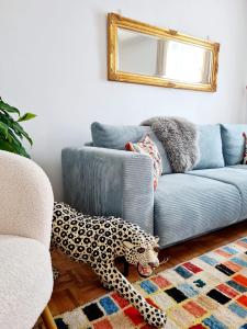alfombra de estampado de leopardo en una sala de estar con sofá en Best Time In Graz en Graz