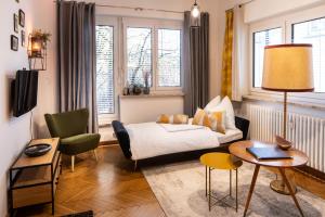 Sala de estar con cama y mesa en Haus der Geschenke - Carinthia en Velden am Wörthersee
