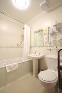 Koupelna v ubytování Strathburn Hotel Inverurie by Compass Hospitality