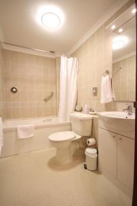 Koupelna v ubytování Strathburn Hotel Inverurie by Compass Hospitality