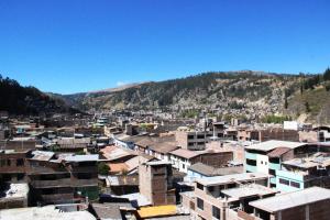 Eine Stadt mit Gebäuden und Bergen im Hintergrund in der Unterkunft Hotel Conquistador in Andahuaylas