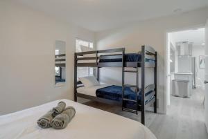 Ένα ή περισσότερα κρεβάτια σε δωμάτιο στο Vibrant Spacious Home w Private Pool and Jacuzzi +46 φωτογραφίες