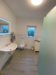 Koupelna v ubytování Jever-Ferienhaus Gartenblick