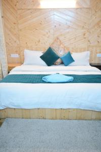 Letto o letti in una camera di Hotel Neelgiri - Manali Diaries