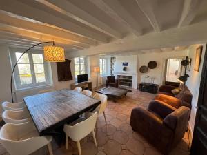 Posezení v ubytování Le Moulin de Corneil