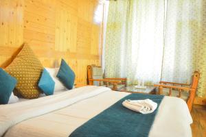 Letto o letti in una camera di Hotel Neelgiri - Manali Diaries