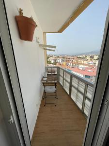 d'un balcon avec une table et une chaise offrant une vue. dans l'établissement Apartamento 2 habitaciones, à Torre del Mar