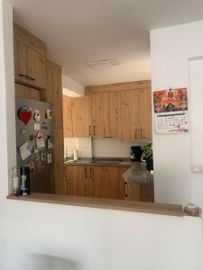 - une cuisine avec des placards en bois et un réfrigérateur dans l'établissement Apartamento 2 habitaciones, à Torre del Mar