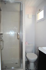 Phòng tắm tại Chez Fabienne, maison avec petite terrasse privée