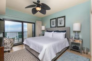 Un dormitorio con una cama y un ventilador de techo. en The Palms 1001, en Orange Beach 32 fotos más