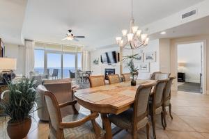 een eetkamer en een woonkamer met een tafel en stoelen bij Turquoise Place 705C in Orange Beach