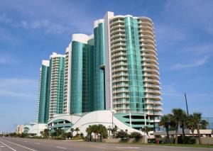een groep hoge gebouwen met palmbomen en een weg bij Turquoise Place 705C in Orange Beach