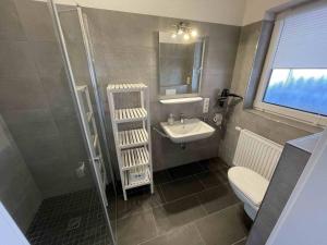 Kúpeľňa v ubytovaní G5 Nordsee freistehendes Ferienhaus in Eckwarderhörne mit Garten und Terrasse, Waschmaschine