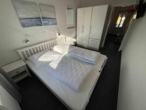 Posteľ alebo postele v izbe v ubytovaní G5 Nordsee freistehendes Ferienhaus in Eckwarderhörne mit Garten und Terrasse, Waschmaschine