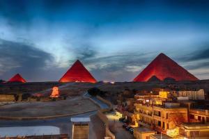 een zicht op de piramides van Giza 's nachts bij Egypt Pyramids Hotel in Caïro