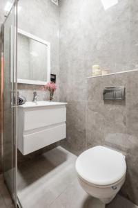 エルサレムにあるthe train studioのトイレ、洗面台、鏡のあるバスルーム