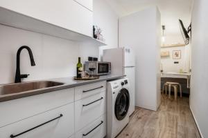エルサレムにあるthe train studioの白いキッチン(シンク、洗濯機付) +14枚の写真