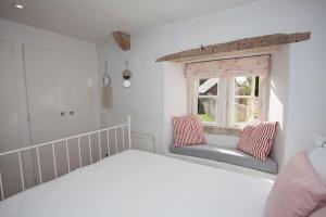 Habitación blanca con cama y ventana en ※ Charming Country House Nr Bath (WC)※ en Biddlestone