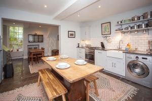 バースにあるThe Georgian Townhouse @ Pierrepont Placeの広いキッチン(木製テーブル付)