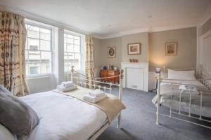 バースにあるThe Georgian Townhouse @ Pierrepont Placeのベッド2台と窓のある寝室 +73枚の写真