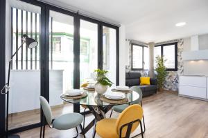 Una cocina y una sala de estar con mesa y sillas. en Sunnyland atico cruz, en San Andrés