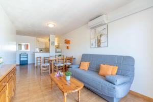 エンプリアブラバにあるBasic Comfort Apartment Gran Reserva 0073のリビングルーム(青いソファ、テーブル付)