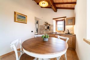 Agriturismo - La Campagna di San Francesco的厨房或小厨房