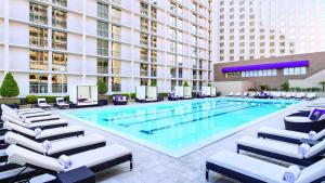 Bazén v ubytování Harrah's Las Vegas Hotel & Casino nebo v jeho okolí