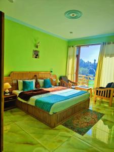 - une chambre avec un grand lit et un mur vert dans l'établissement The Nush Stays, à Manali