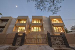 Villa Furama 3 bhk في لونافالا: مبنى عليه اضاءه