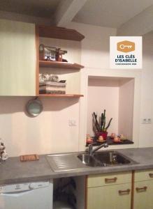 eine Küche mit einer Spüle und einer Arbeitsplatte in der Unterkunft Maison entière feytiat in Feytiat