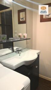 La salle de bains est pourvue d'un lavabo blanc et d'un miroir. dans l'établissement Maison entière feytiat, à Feytiat