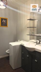 La salle de bains est pourvue d'un lavabo et de toilettes. dans l'établissement Maison entière feytiat, à Feytiat