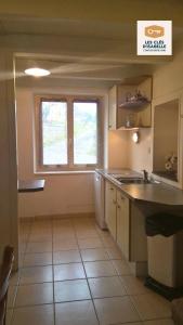 eine kleine Küche mit einem Waschbecken und einem Fenster in der Unterkunft Maison entière feytiat in Feytiat