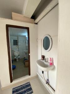 uma casa de banho com um lavatório e um espelho em Aizawl Homestay em Āīzawl